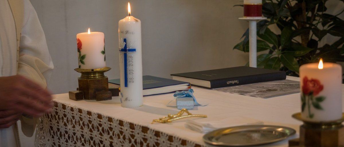 Bild enthält, Altar, Church, Prayer, Candle, Person, Candlestick, Electronics, Laptop, Pc, Plant