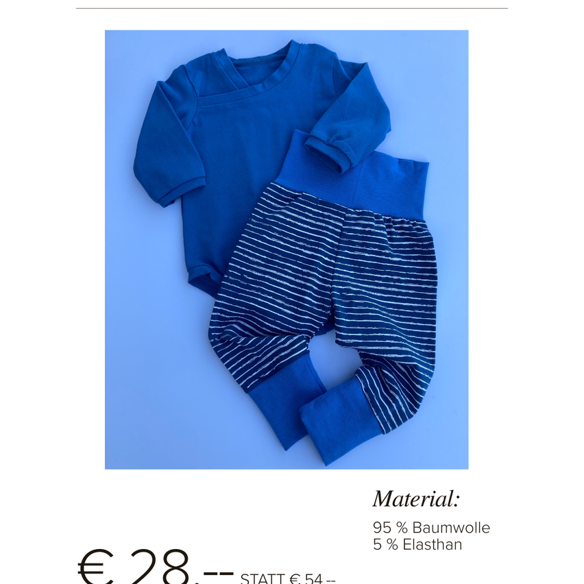 Ein blauer Baby-Strampler mit gestreifter Hose auf blauem Hintergrund. Material: 95% Baumwolle, 5% Elasthan. Preis: 28 Euro.