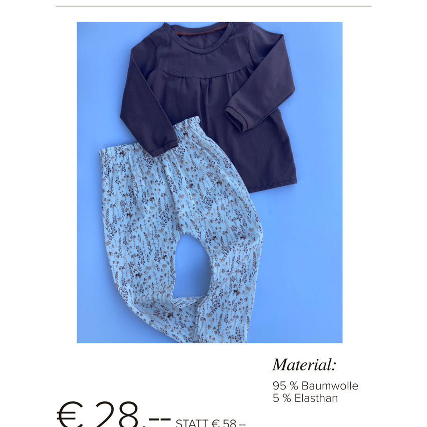 Das Bild zeigt ein blau gemustertes Kinderkleid und eine passende Hose, aus 95% Baumwolle und 5% Elasthan, zum reduzierten Preis von 28 Euro.