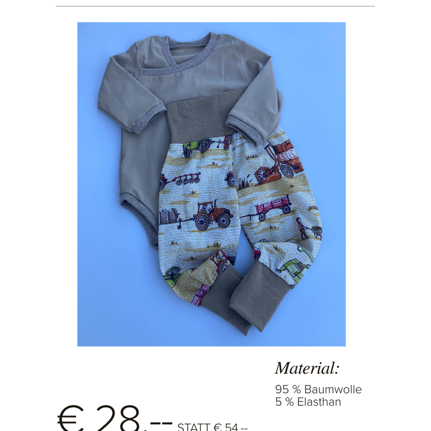 Ein Bild eines Baby-Rompers mit Traktor-Aufdruck und grauen Ärmeln auf blauem Hintergrund. Der Preis beträgt 28 Euro. Material: 95% Baumwolle, 5% Elasthan.