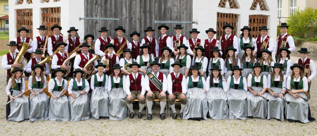 Bild enthält, People, Person, Groupshot, Baton, Stick, Group Performance, Architecture, Building, College