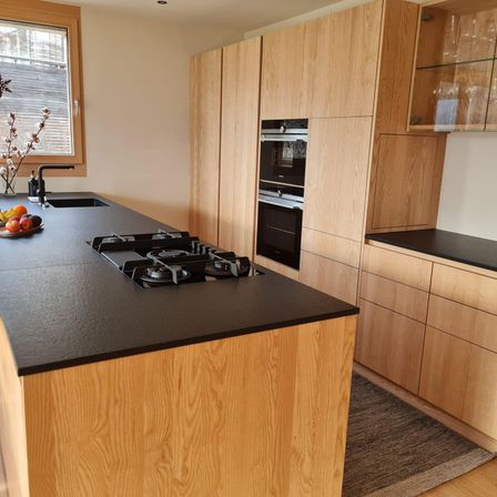 Bild enthält, Indoors, Interior Design, Kitchen, Cooktop, Wood, Kitchen Island