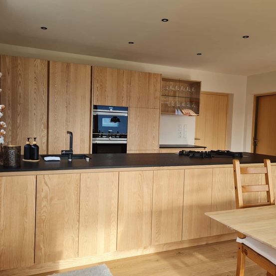 Bild enthält, Indoors, Interior Design, Plywood, Wood, Kitchen, Wood Panels, Hardwood, Furniture, Kitchen Island