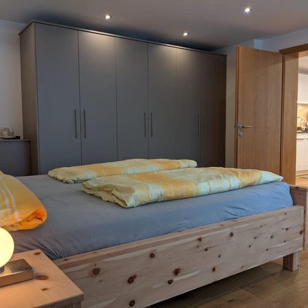 Bild enthält, Indoors, Interior Design, Home Decor, Cushion, Furniture, Bed, Bedroom, Room