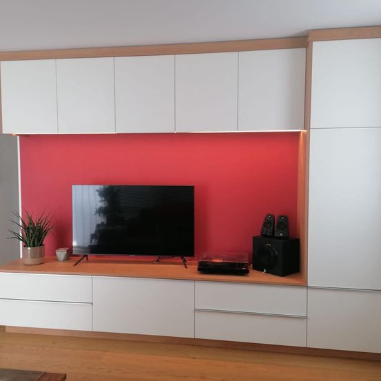 Bild enthält, Indoors, Interior Design, Speaker, Furniture, Screen, Computer Hardware, Monitor, Fireplace, Table, TV