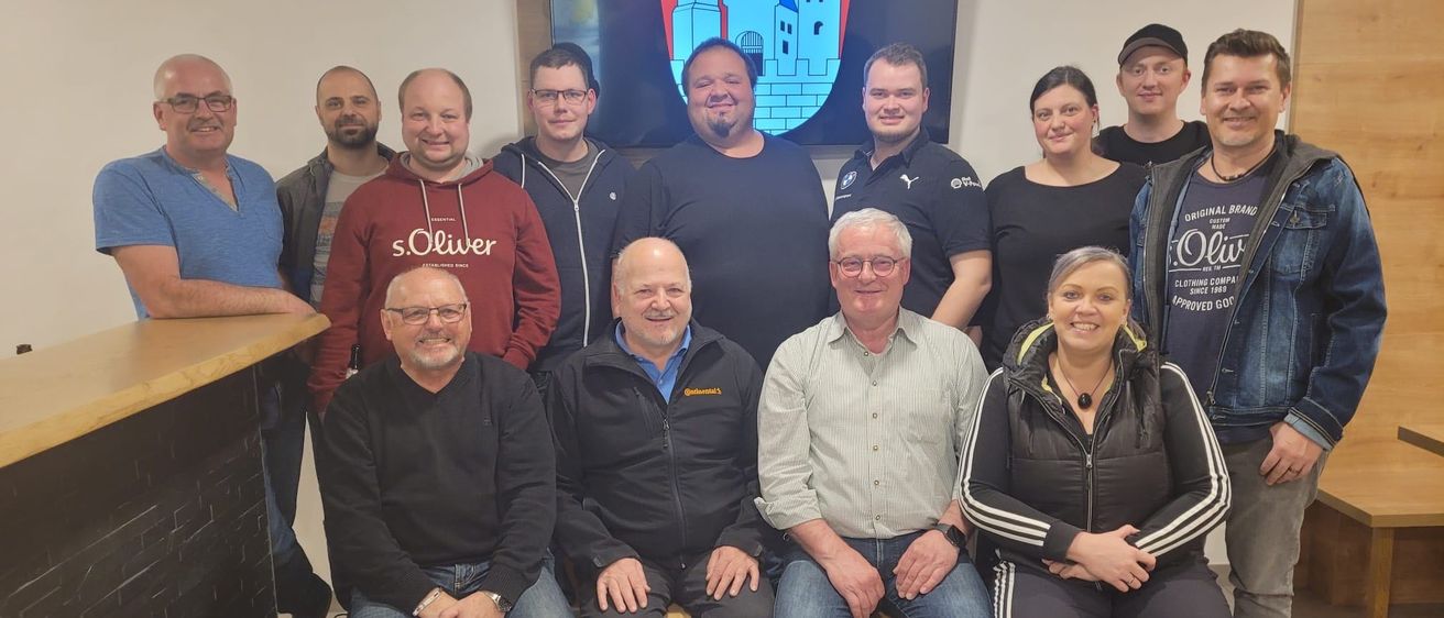 Bild enthält, Pants, People, Person, Groupshot, Jeans, Adult, Female, Woman, Portrait, Jacket