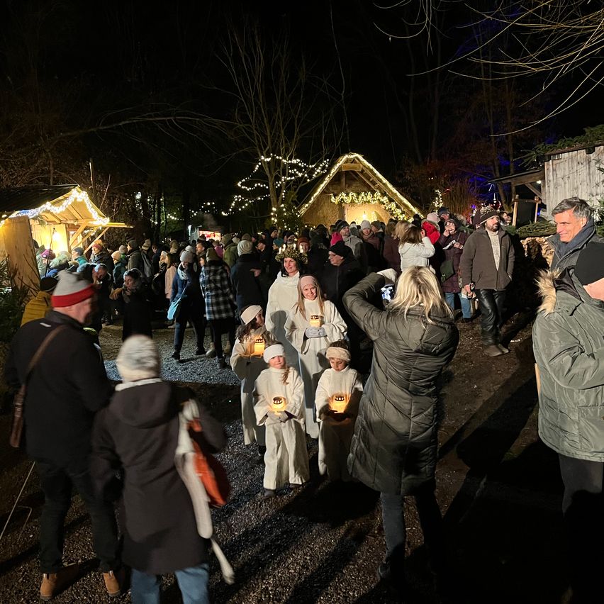 Bild enthält, Coat, Adult, Female, Person, Woman, Male, Man, Jacket, Shelter, People