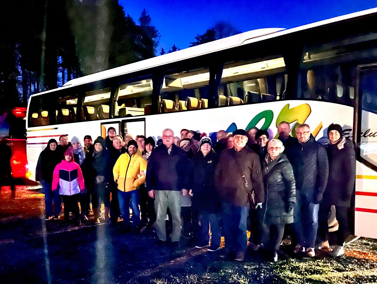 Bild enthält, People, Person, Coat, Adult, Male, Man, Jacket, Bus, Face, Outdoors