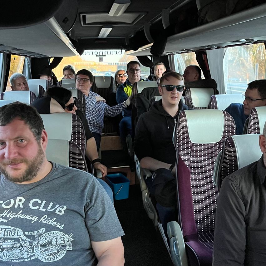 Bild enthält, Cushion, Home Decor, Adult, Male, Man, Person, People, Glasses, Face, Car