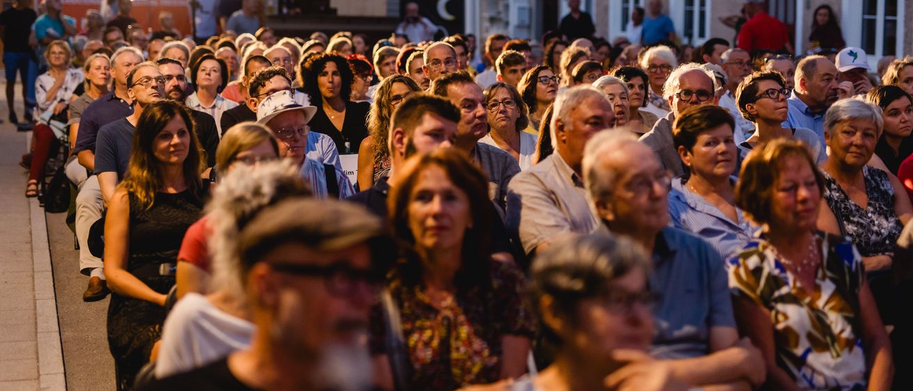 Bild enthält, People, Person, Head, Face, Adult, Female, Woman, Male, Man, Crowd