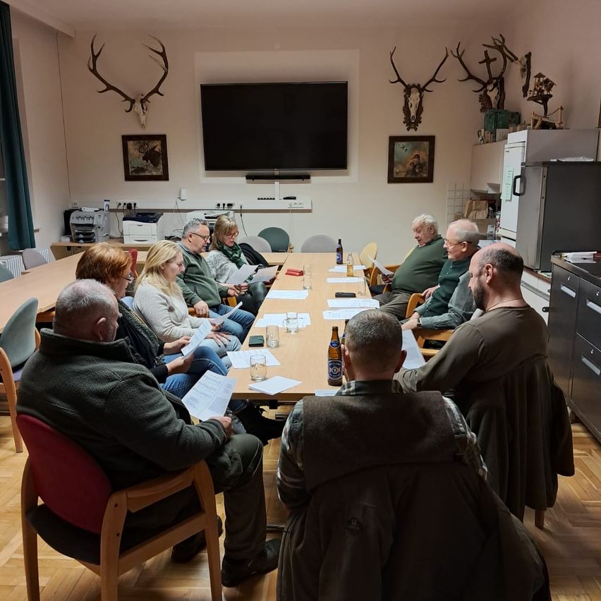 Bild enthält, People, Person, Indoors, Adult, Male, Man, Female, Woman, Monitor, Glasses