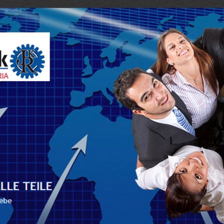 Drei Geschäftsleute lächeln und posieren für ein Bild vor einem Hintergrund einer Weltkarte. Ein Logo ist in der oberen linken Ecke.