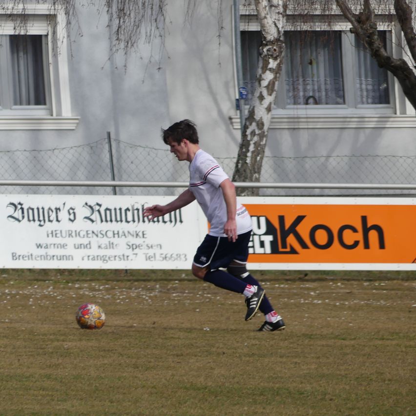Bild enthält, Football, Soccer, Soccer Ball, People, Person, Boy, Male, Teen, Sphere, Shoe