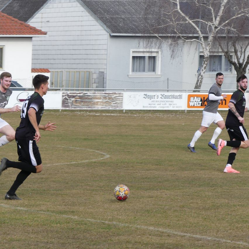Bild enthält, People, Person, Football, Soccer, Soccer Ball, Boy, Male, Teen, Adult, Man