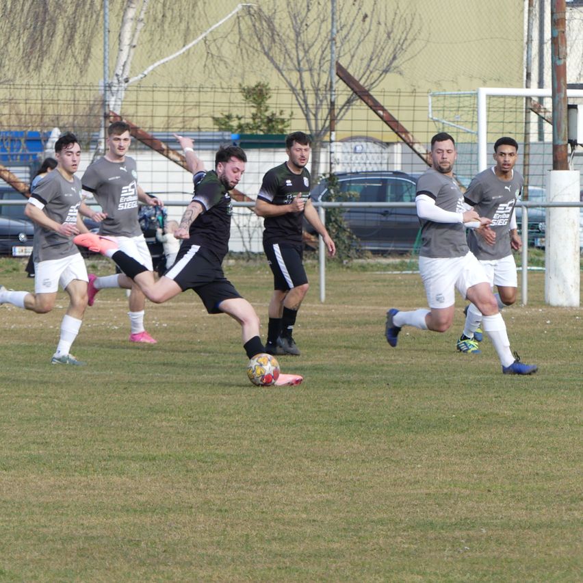 Bild enthält, People, Person, Football, Soccer, Soccer Ball, Adult, Male, Man, Shoe, Car