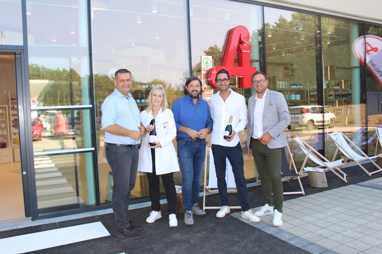 Bild enthält, Pants, Coat, Jeans, Adult, Male, Man, Person, Shoe, People, Door