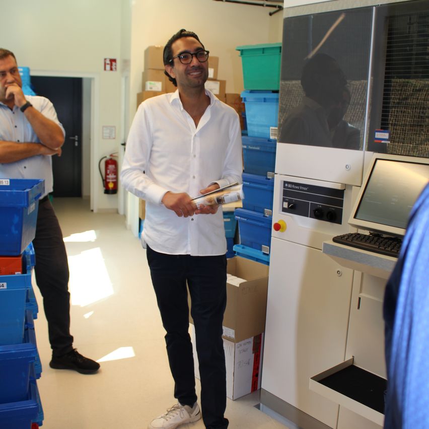 Bild enthält, Computer Hardware, Hardware, Adult, Male, Man, Person, Screen, Glasses, Shoe, Computer Keyboard