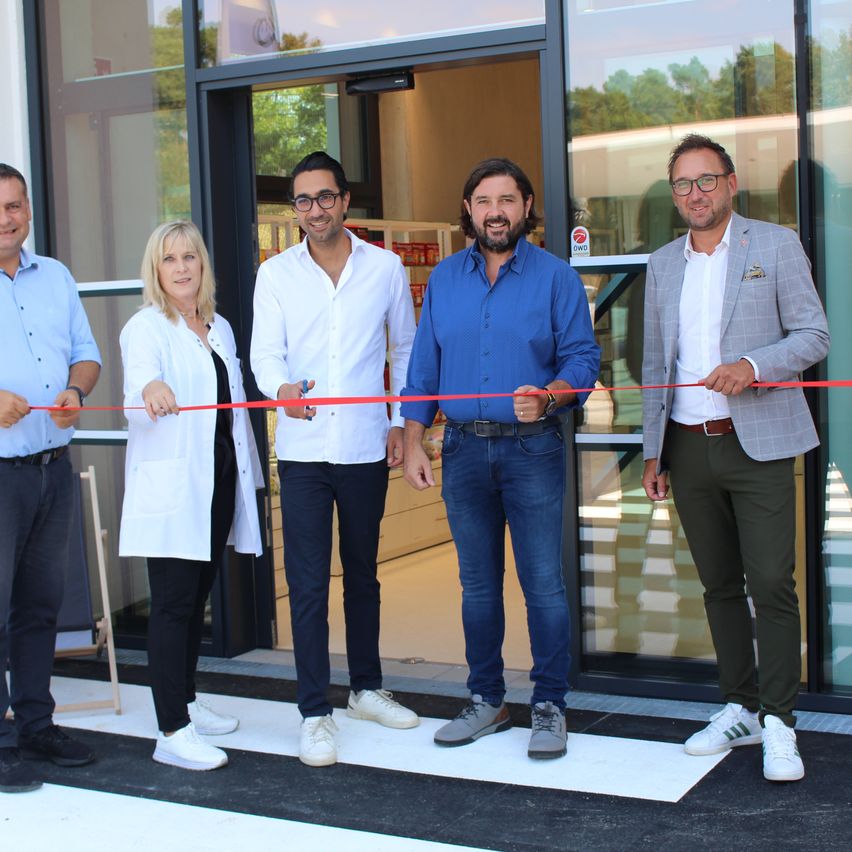 Bild enthält, Pants, Jeans, Groupshot, Person, Adult, Male, Man, Coat, Shoe, Shirt