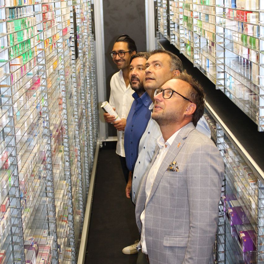 Bild enthält, Shelf, Adult, Male, Man, Person, Shop, Face, Shoe, Pharmacy, Glasses