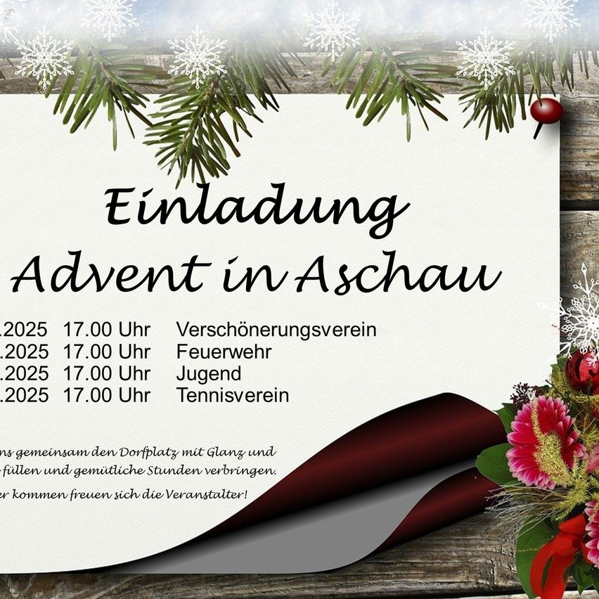 Ein Einladungskarten für Advent in Aschau zeigt einen hölzernen Hintergrund mit Schneeflocken und Grün. Es listet Veranstaltungen für Dezember 2025 um 17:00 auf, einschließlich Verschönerungsverein, Feuerwehr, Jugend und Tennisverein. Die Karte ist mit einem roten Band und Blumen verziert.