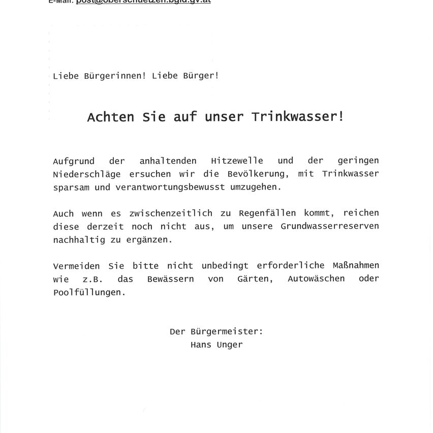 Ein Brief des Bürgermeisters einer Stadt wendet sich an die Bürger und betont die Bedeutung der Wassereinsparung aufgrund der anhaltenden Hitzewelle und geringen Niederschläge. Er rät den Bürgern, Wasser verantwortungsvoll zu verwenden und unnötige Maßnahmen wie das Bewässern von Gärten, Autowaschen oder das Füllen von Pools zu vermeiden.