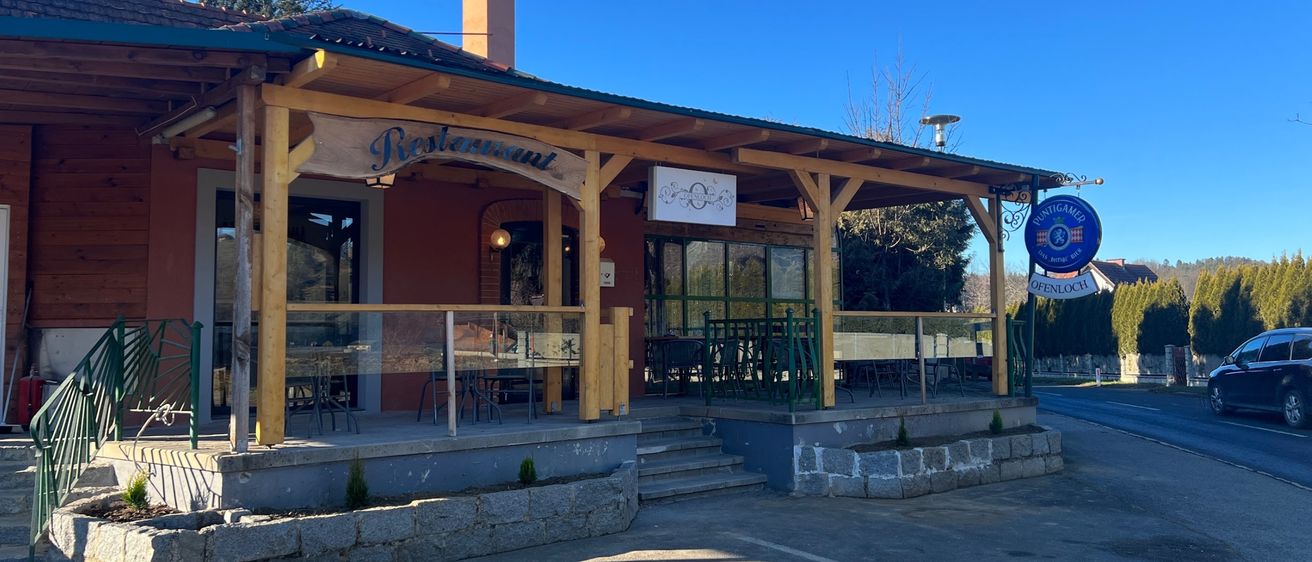 Bild enthält, Building, House, Housing, Porch, Hotel, Car, Shelter, City, Urban, Wood