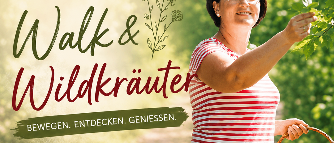 Eine Frau in einem rot-weiß gestreiften Shirt und Jeans hält einen Korb und zeigt auf eine Pflanze im Wald.