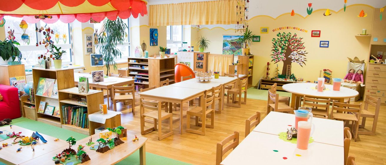 Bild enthält, Kindergarten, Indoors, Furniture, Table, Wood, Person, Chair
