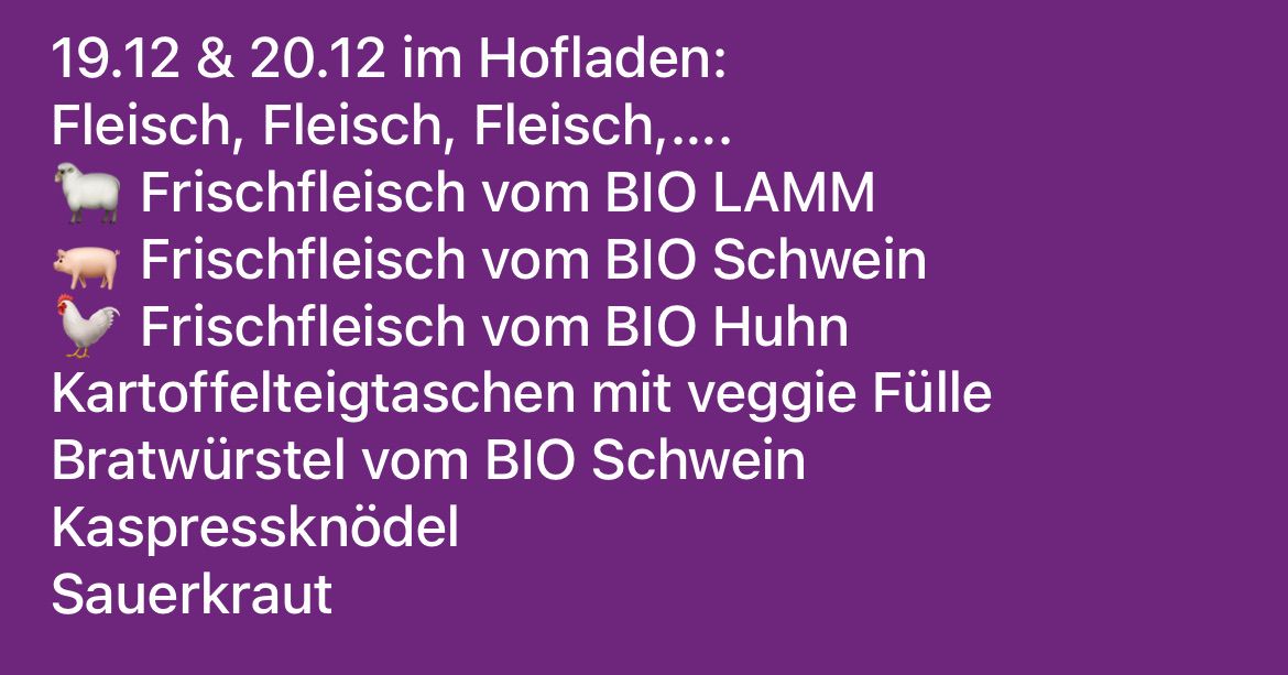 Ein lila Poster bewirbt verschiedene Fleischsorten am 20. Dezember im Hofladen. Verfügbar sind Lamm, Schwein und Hühnerfleisch. Außerdem gibt es Veggie-Beutel und eine BIO Schwein-Wurst im Angebot.