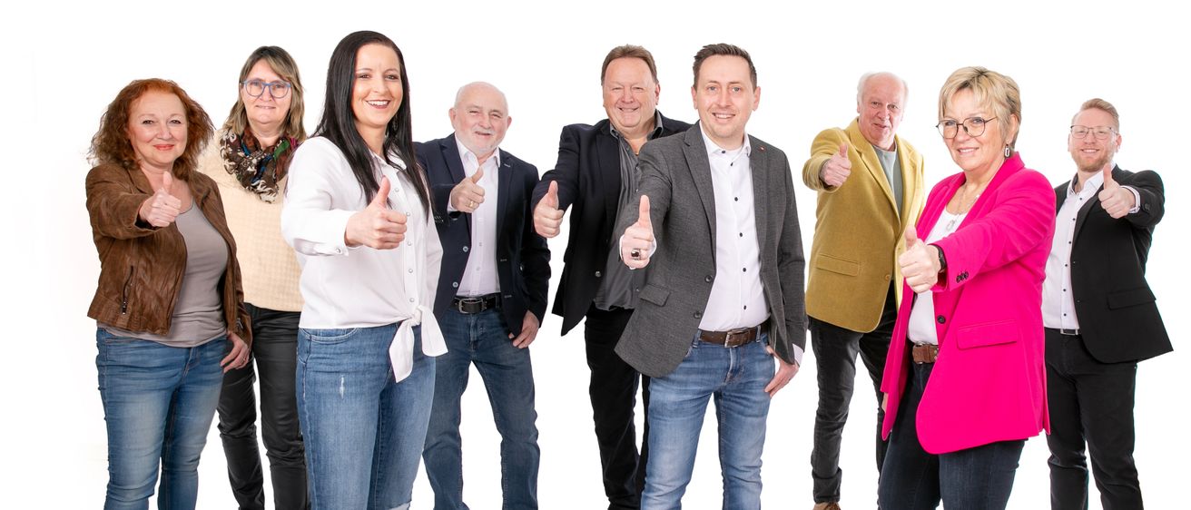 Bild enthält, Groupshot, Person, Jeans, People, Suit, Coat, Adult, Male, Man, Woman