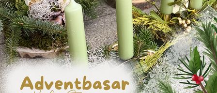 Eine festliche Anordnung von grünen Kerzen, Tannenzapfen und Stechpalmenblättern, in einem Kreis angeordnet mit dem Text 'Adventbasar Vorbereitungen' unten.
