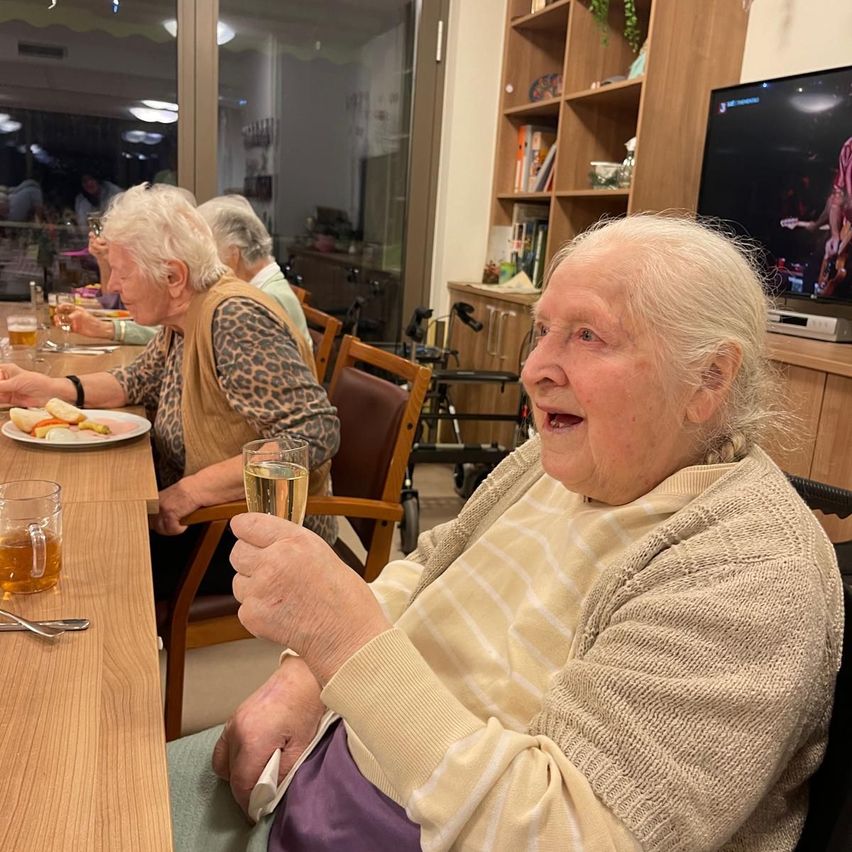 Bild enthält, Dining Room, Dining Table, Table, Computer Hardware, Monitor, Screen, Adult, Female, Person, Woman