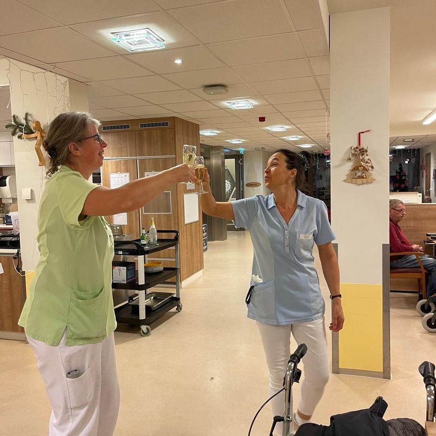 Bild enthält, Person, Adult, Male, Man, Accessories, Glasses, Pilates, Working Out, Beauty Salon, Indoors