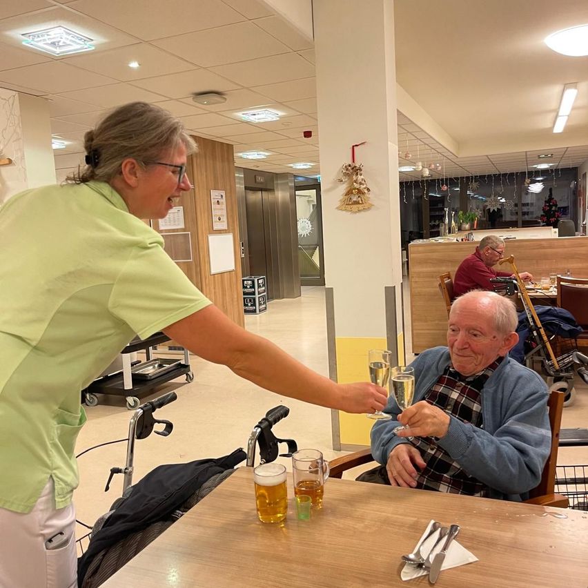 Bild enthält, Indoors, Adult, Male, Man, Person, Barbershop, Beer, Knife, Face, Wood