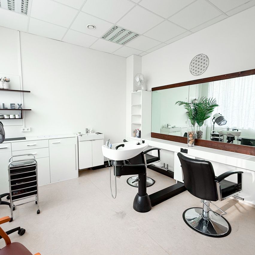 Bild enthält, Indoors, Chair, Furniture, Beauty Salon, Architecture, Building