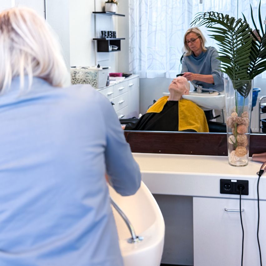 Bild enthält, Adult, Female, Person, Woman, Indoors, Face, Head, Beauty Salon, Plant
