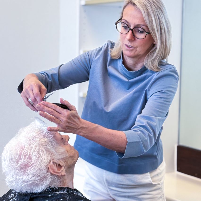 Bild enthält, Adult, Female, Person, Woman, Hairdresser, Haircut, Face, Head, Accessories, Glasses