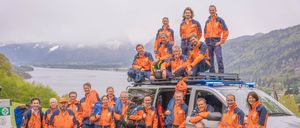 Bild enthält, People, Person, Adult, Male, Man, Dog, Backpack, Car, Glasses, Shoe