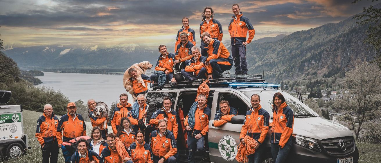 Bild enthält, People, Person, Fun, Vacation, Road Trip, License Plate, Vehicle, Coat, Jacket, Worker