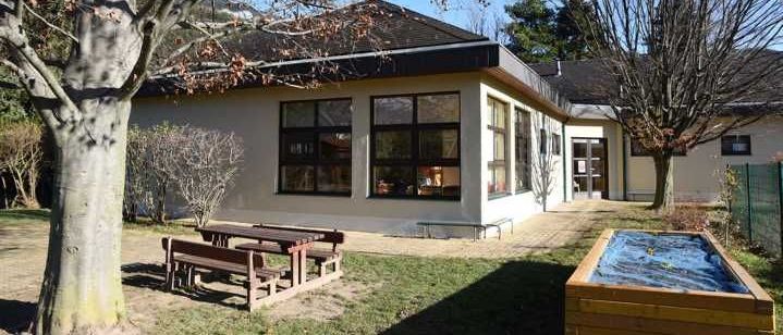 Bild enthält, House, Housing, Villa, Backyard, Grass, Cottage, Tub, Hot Tub, Porch, Bench