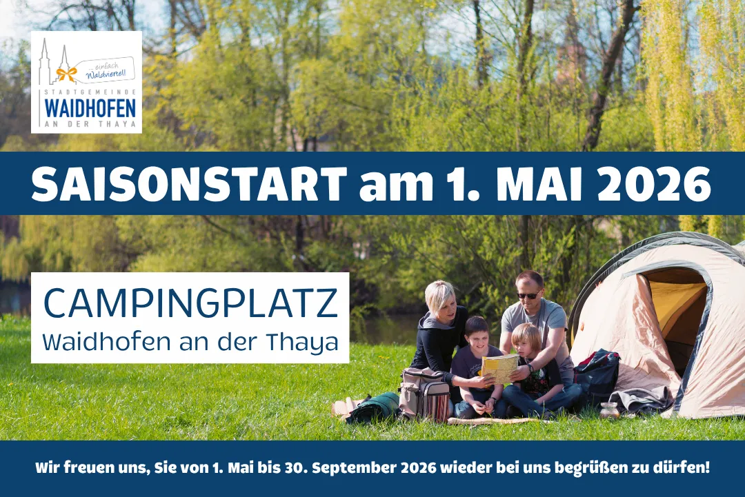 Campingplatz öffnet am 1. Mai 2026 an der Thaya. Familie sitzt vor einem Zelt, mit Karte und Taschen. Bäume und ein Gewässer im Hintergrund.