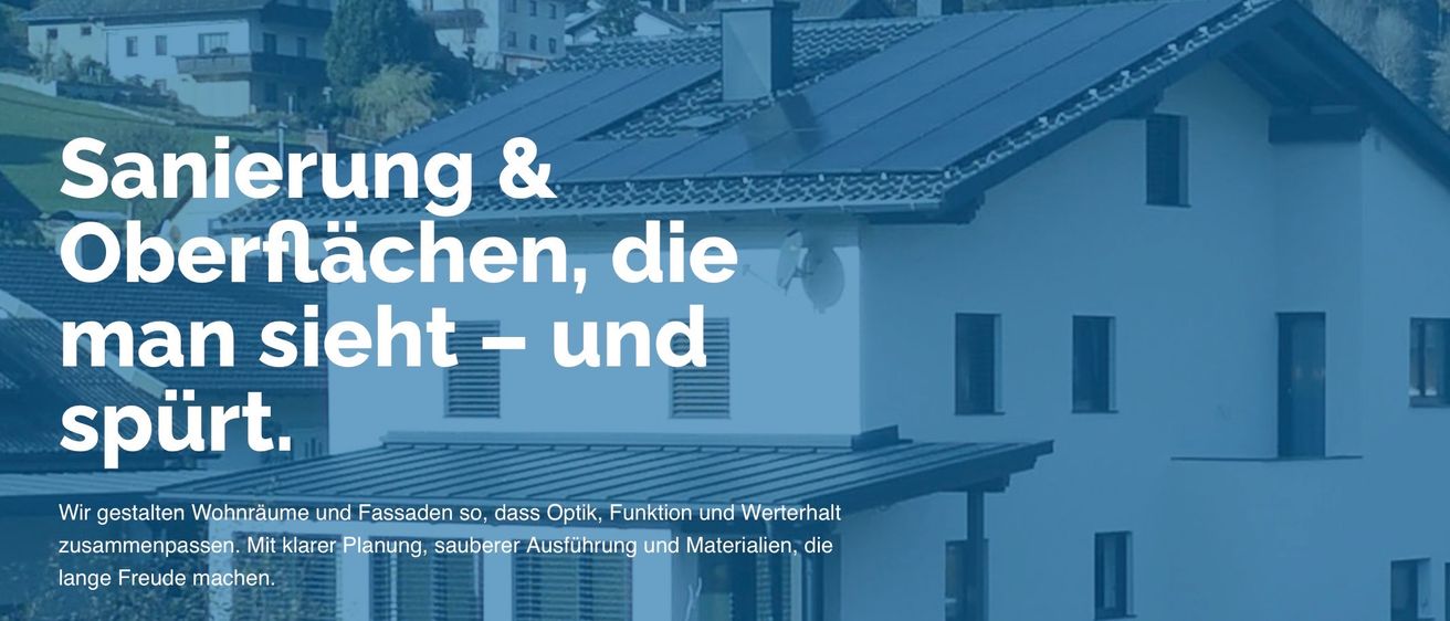 Ein Haus mit Solarpanelen und Textüberlagerung, die Design, Funktion und Wert betont. Es erwähnt Planung, saubere Ausführung und Materialien.
