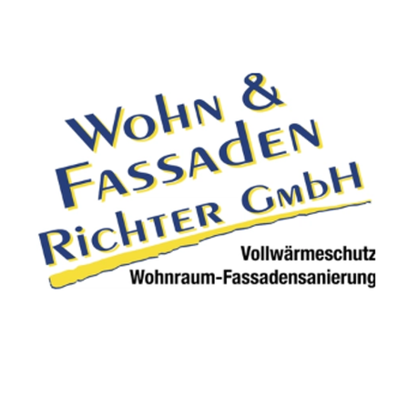 Das Bild zeigt ein Logo für Wohn & Fassaden Richter GmbH, das volle Wohnraum- und Fassadensanierung bietet. Der Text ist in Blau, Gelb und Weiß auf weißem Hintergrund.