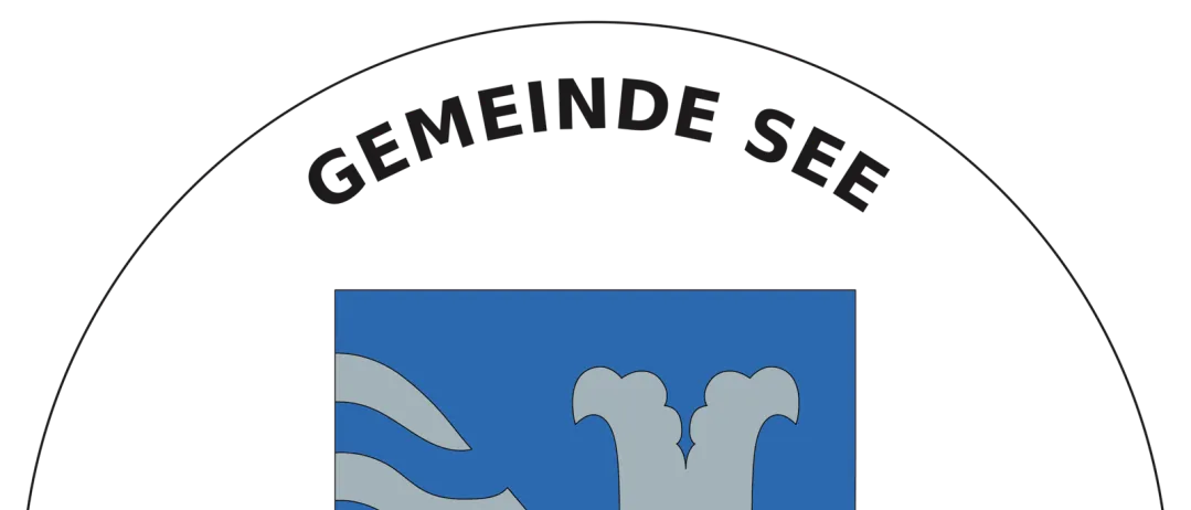 Ein blauer Schild mit einem Wellenmuster und einem stilisierten 'W' in weiß auf schwarzem Hintergrund, umgeben von einem weißen Kreis mit dem Text 'GEMEINDE SEE' oben und 'AMTSIGNATUR' unten.