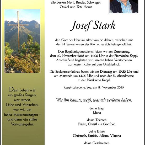 Ein Gedenkkarte für Josef Stark mit einem Foto, einem Kreuz und Text über sein Leben und die Details seiner Beerdigung. Die Karte ist vor einer Berglandschaftskulisse.