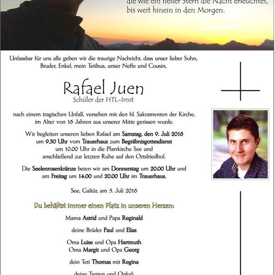 Ein Gedenkposter für Rafael Juen, einen 16-jährigen Schüler, der verstorben ist. Das Poster enthält ein Foto, einen Zitat und Details zu seiner Beerdigung und Trauerfeier.