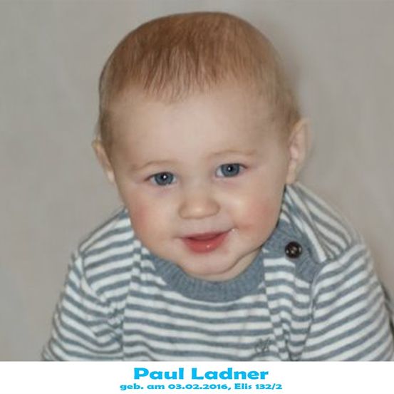 Ein lächelndes Baby mit blauen Augen, das ein grau-weiß gestreiftes Shirt trägt. Darunter steht 'Paul Ladner, geboren am 03.02.2016, Elis 132/2.'