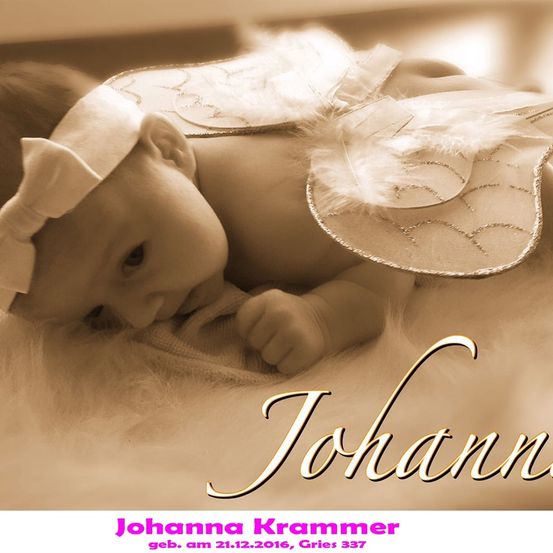 Ein neugeborenes Mädchen namens Johanna, das ein Engelskostüm mit einer weißen Schleife trägt, liegt auf einer weißen Pelzdecke. Das Bild hat einen Sepiaton.