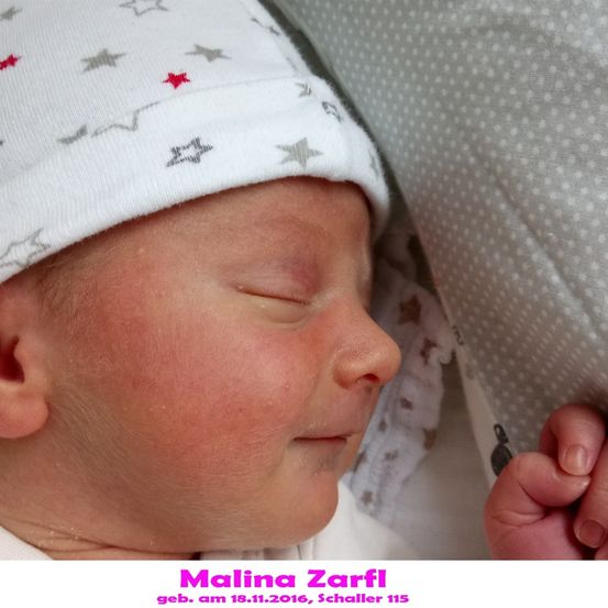 Ein Nahaufnahme eines schlafenden Babymädchens, das friedlich schläft, eine weiße Mütze mit Sternen und roten Sternen trägt. Das Bild ist mit dem Namen, Geburtsdatum und dem Ort des Babys beschriftet.