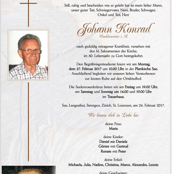 Ein Gedenkzettel für Johann Konrad, der im Alter von 80 Jahren verstorben ist. Der Zettel enthält ein Foto, ein Gedicht und Details zur Trauerfeier und Aufbahrung.
